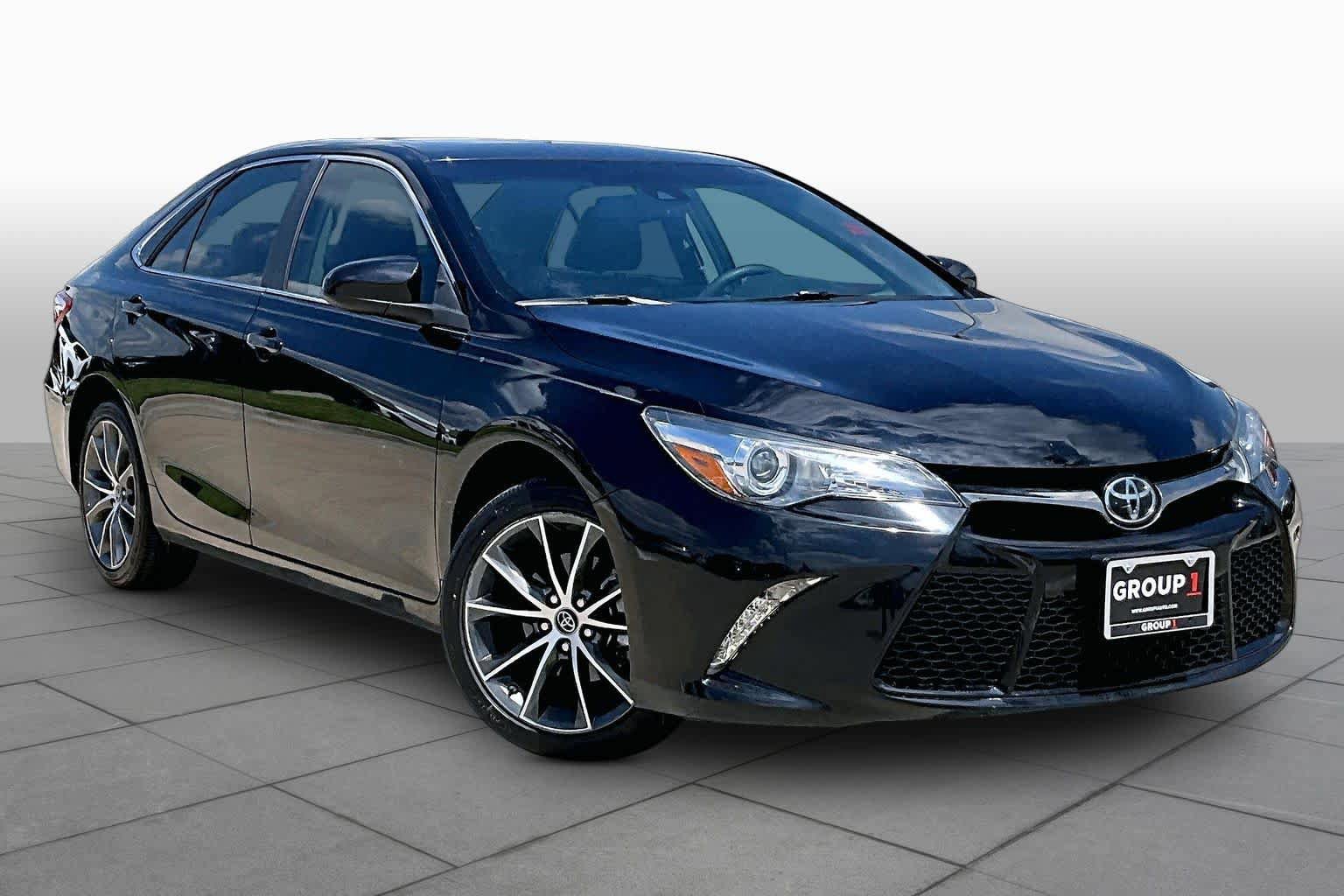Used 2017 Toyota Camry XSE w/ Moonroof Package FWD image 3