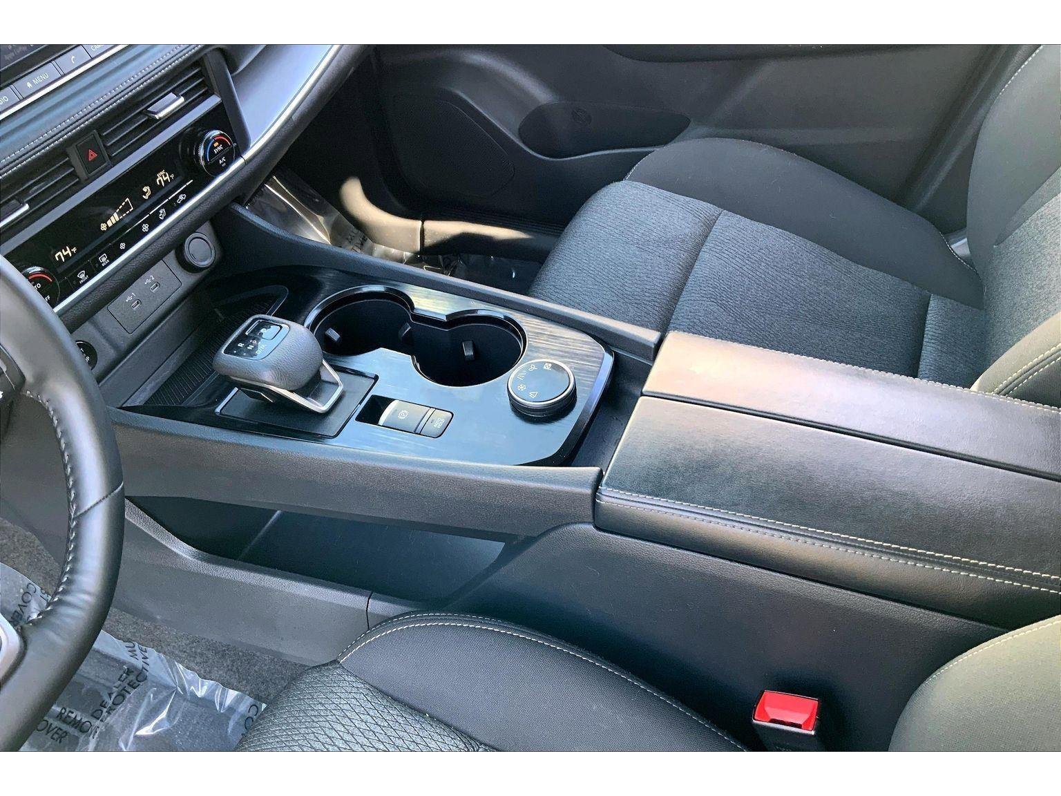 Used 2025 Nissan Rogue SV image 16