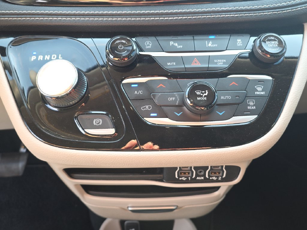Used 2024 Chrysler Pacifica Touring-L FWD image 23