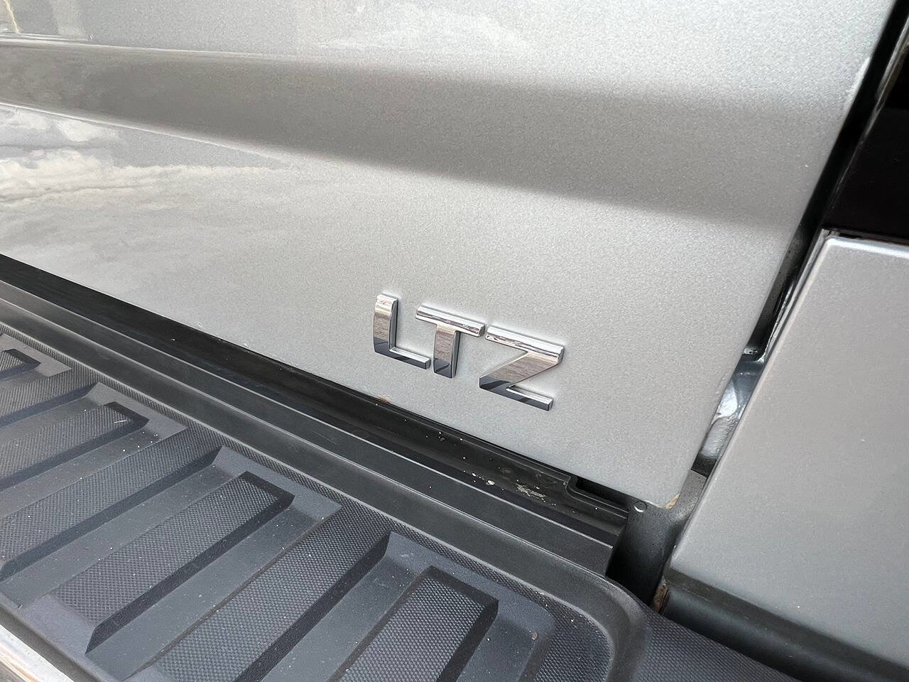 Used 2015 Chevrolet Silverado 3500 LTZ image 24