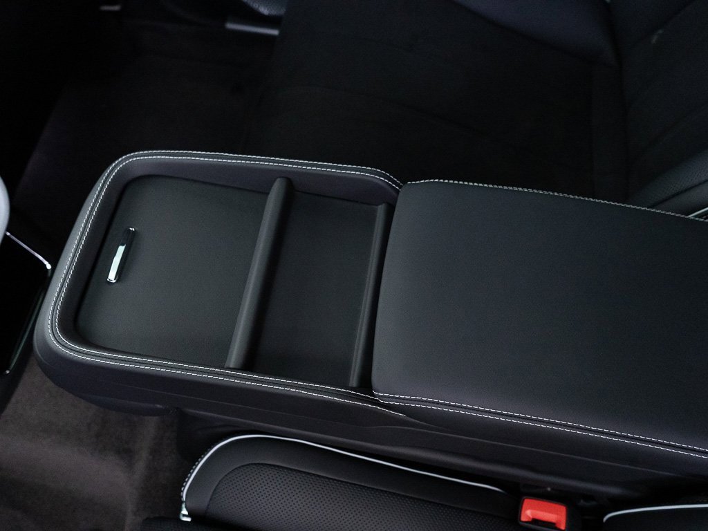 Used 2025 Bentley Bentayga image 25