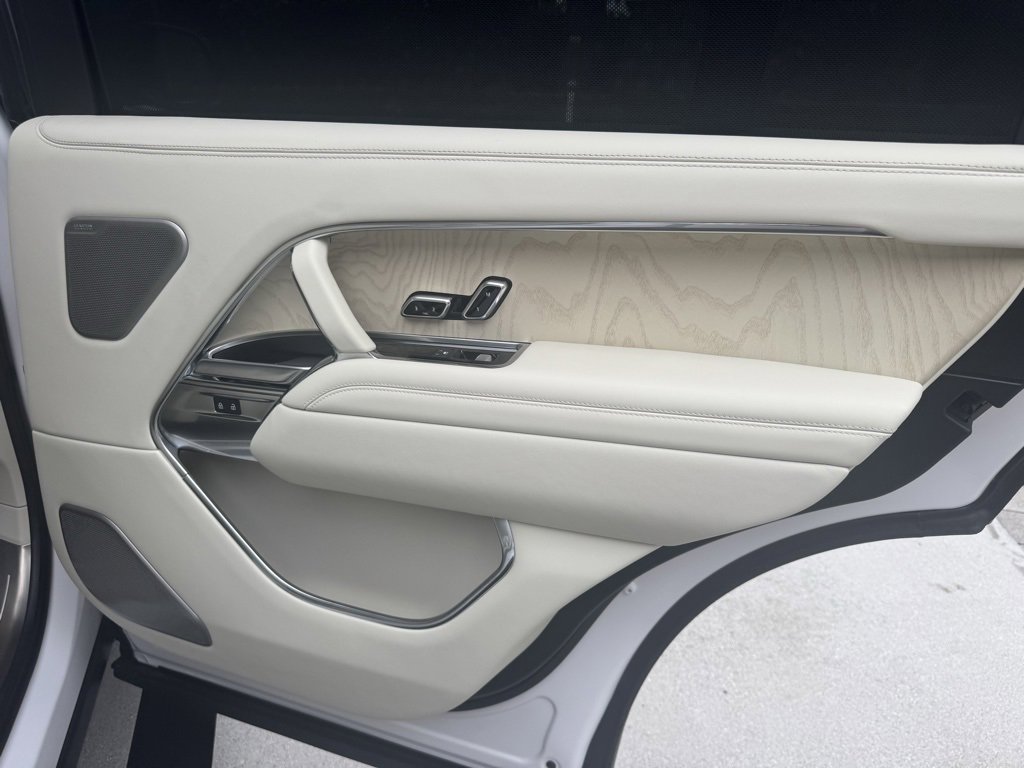Used 2025 Land Rover Range Rover SV image 21