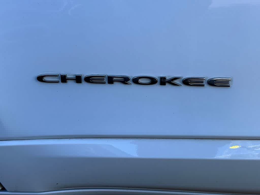 Used 2017 Jeep Cherokee Overland w/ Technology Group AWD/4WD image 7