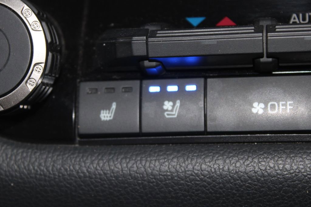 Used 2024 Toyota Tundra Limited AWD/4WD image 31