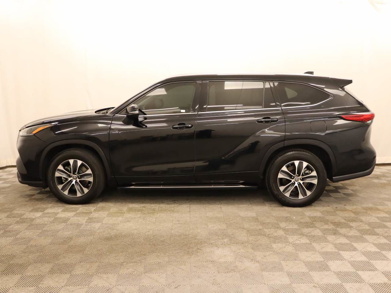 Used 2021 Toyota Highlander XLE FWD image 2