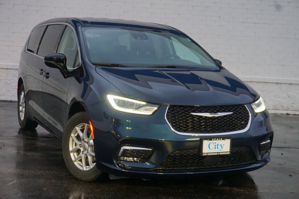 Used 2024 Chrysler Pacifica Touring-L image 4