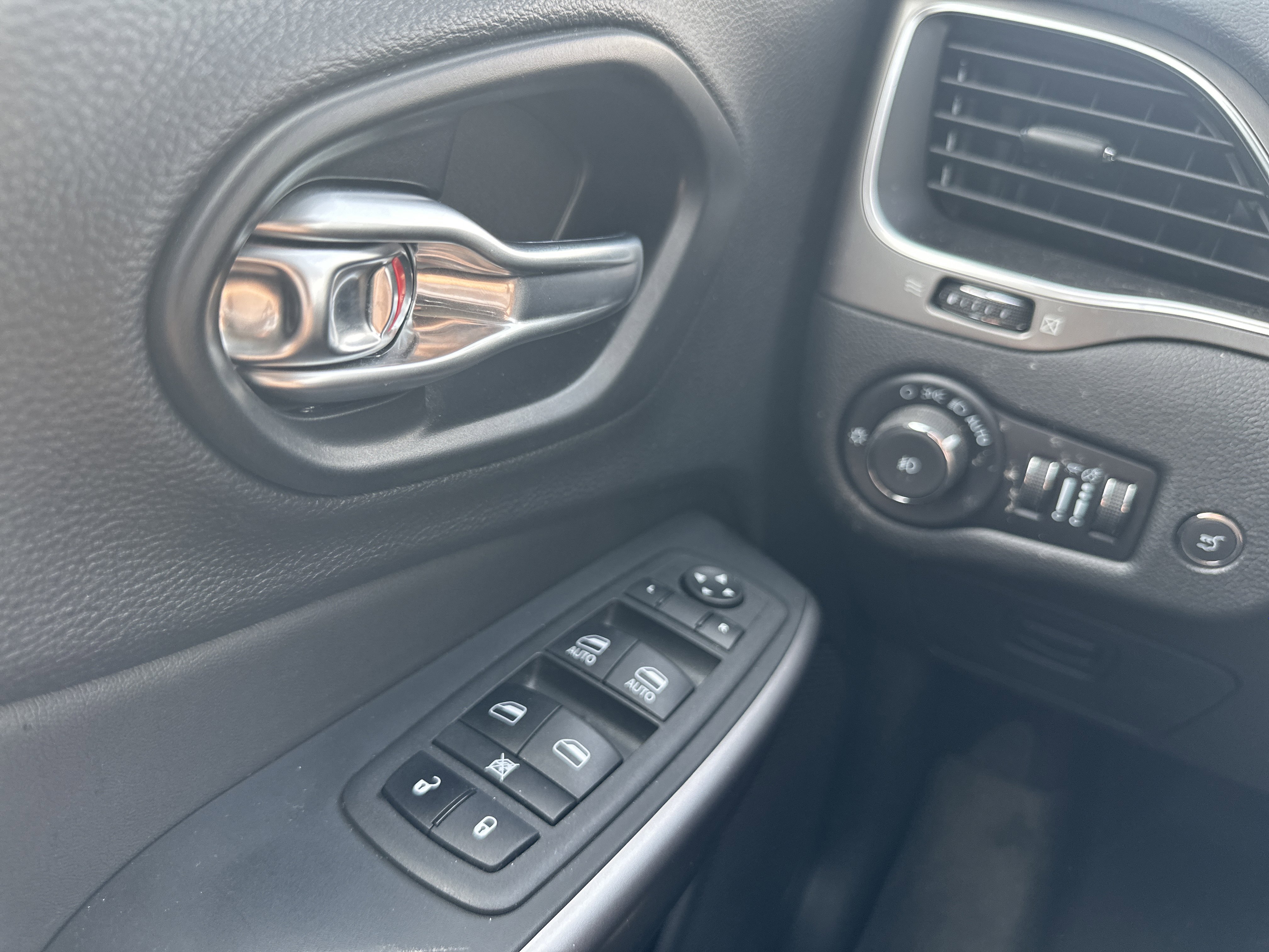 Used 2022 Jeep Cherokee Latitude Lux image 26