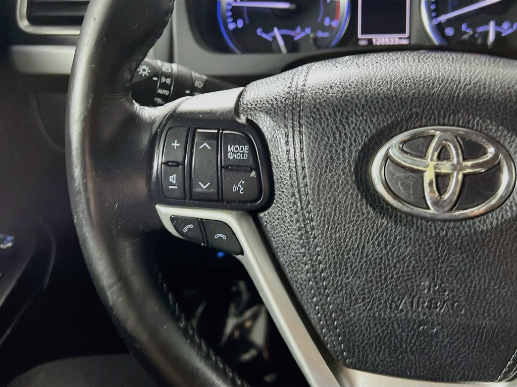 Used 2018 Toyota Highlander SE w/ Carpet Mat Package (TMS) AWD/4WD image 16
