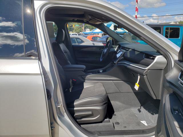 New 2025 Jeep Grand Cherokee Altitude image 10