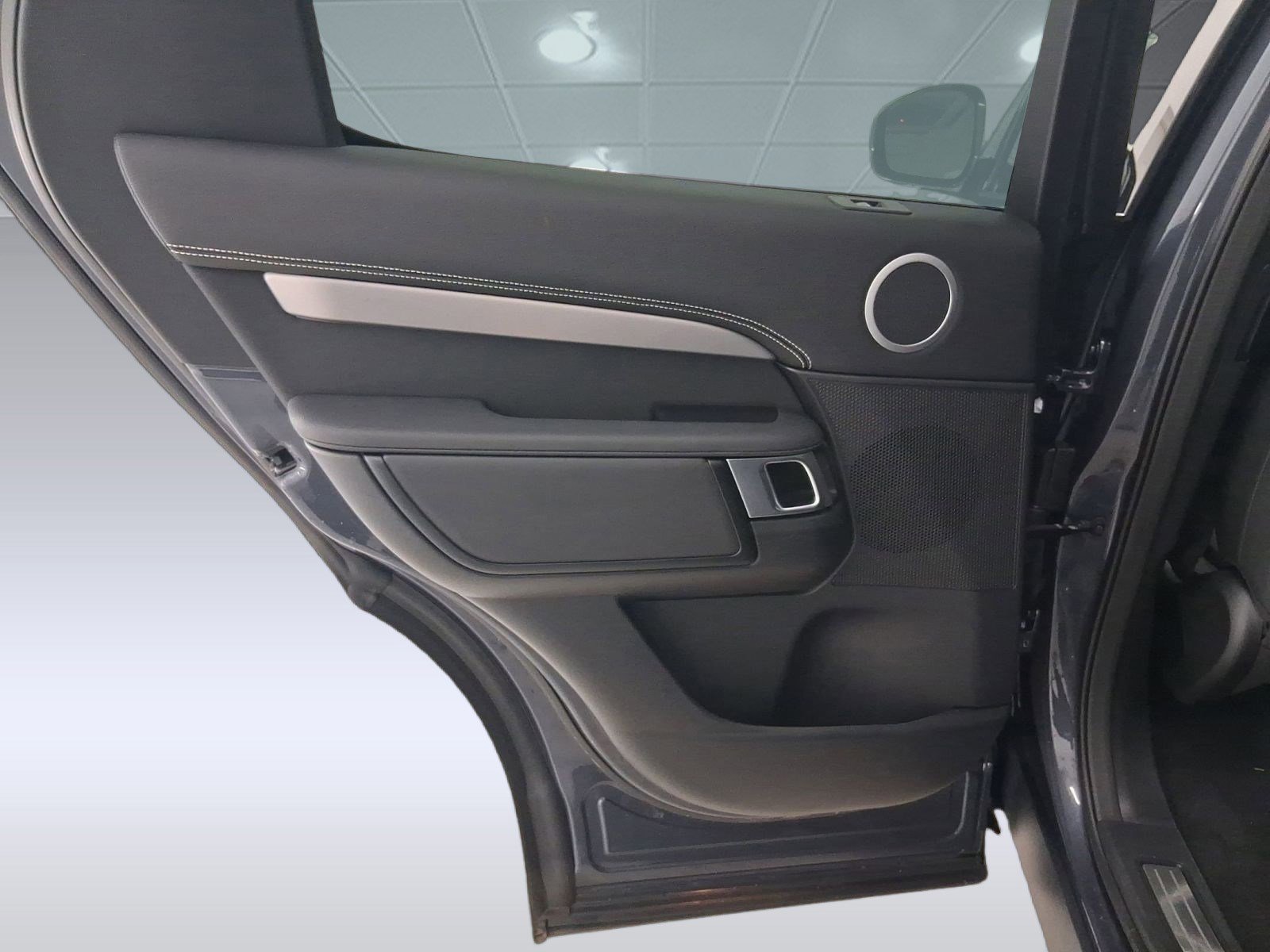 Used 2025 Land Rover Discovery Dynamic SE image 29