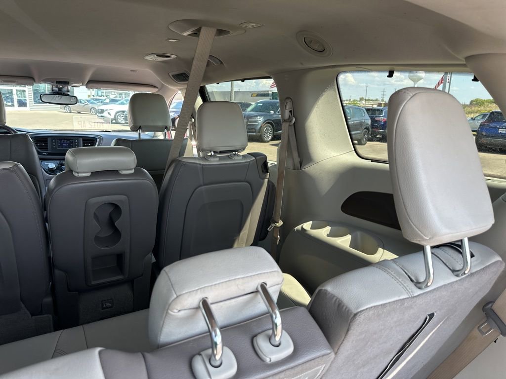 Used 2017 Chrysler Pacifica Touring-L image 11