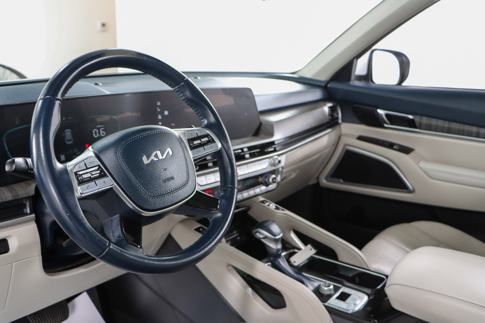 Used 2024 Kia Telluride EX w/ EX Captain's Chair Package image 23