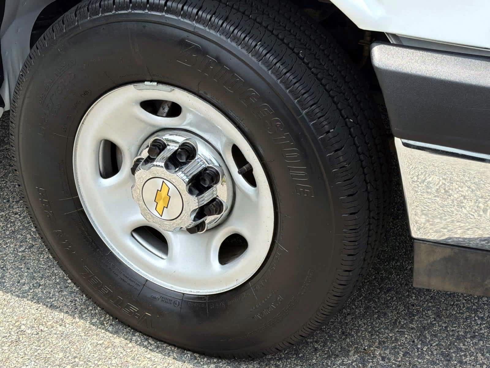 Used 2025 Chevrolet Express 2500 LT RWD image 7