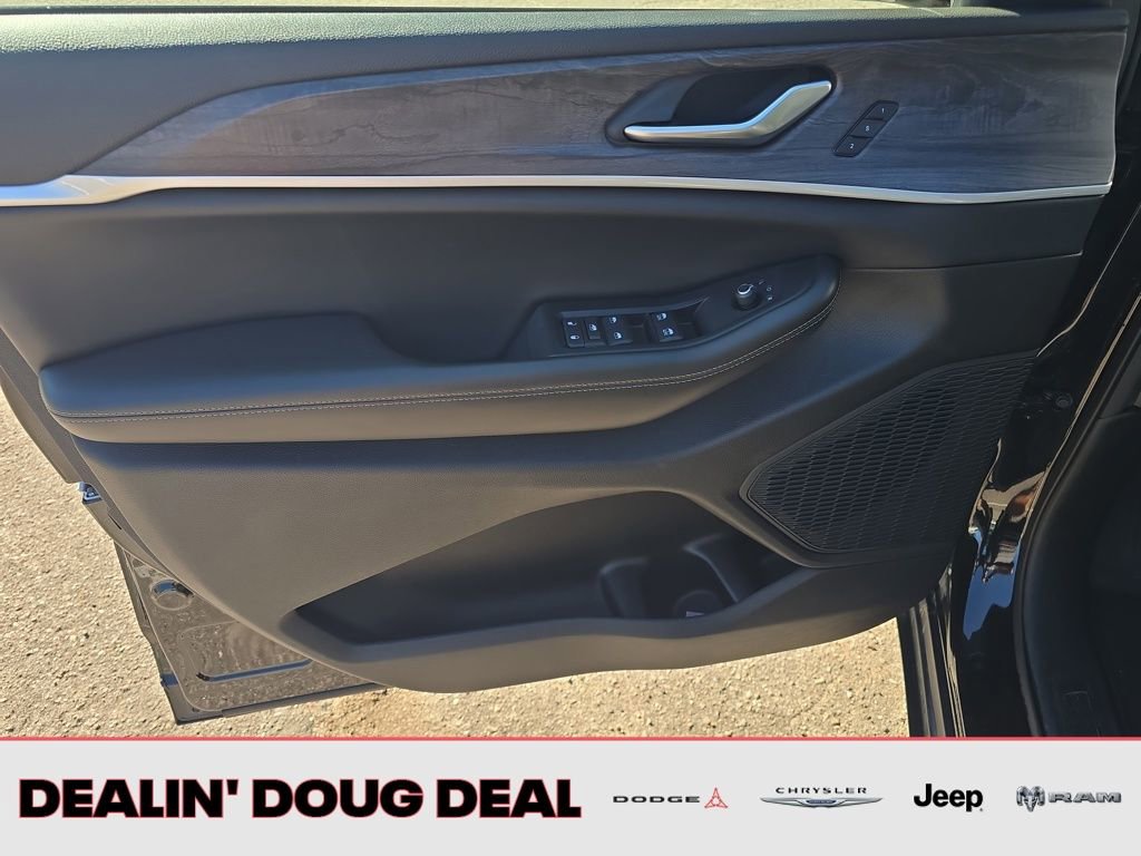 Used 2023 Jeep Grand Cherokee Limited image 12