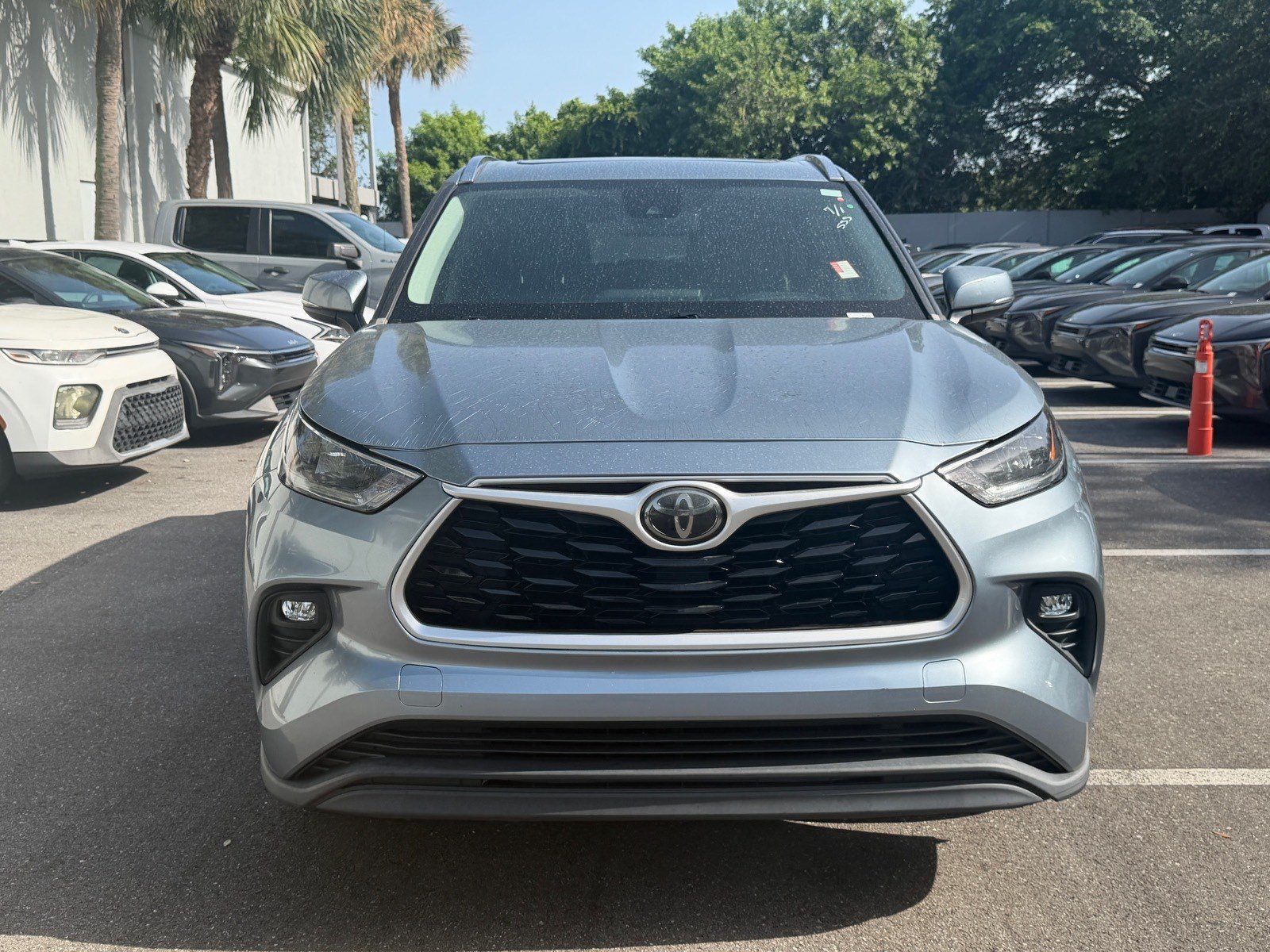 Used 2020 Toyota Highlander XLE FWD image 2