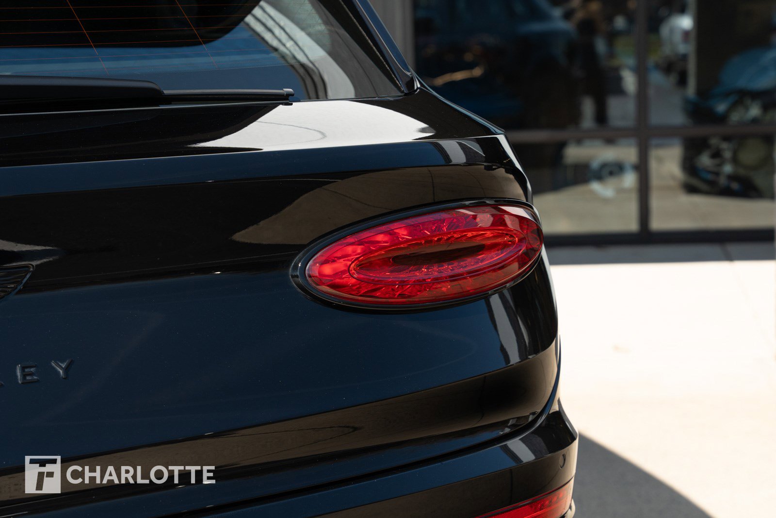 Used 2025 Bentley Bentayga image 17