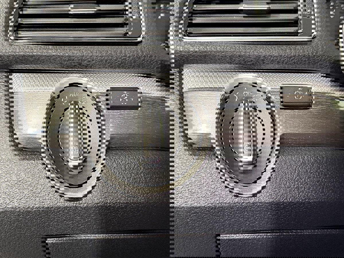 Used 2018 Volkswagen Passat 2.0T SE image 21