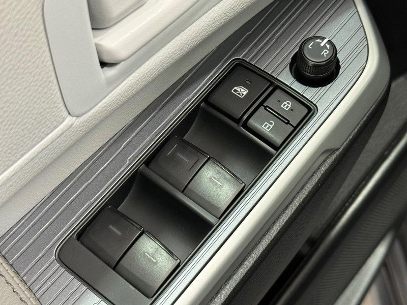 Used 2025 Toyota Sienna LE image 20