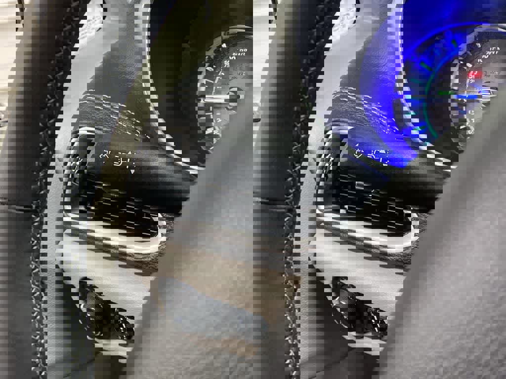 Used 2024 Chrysler Pacifica Select image 24