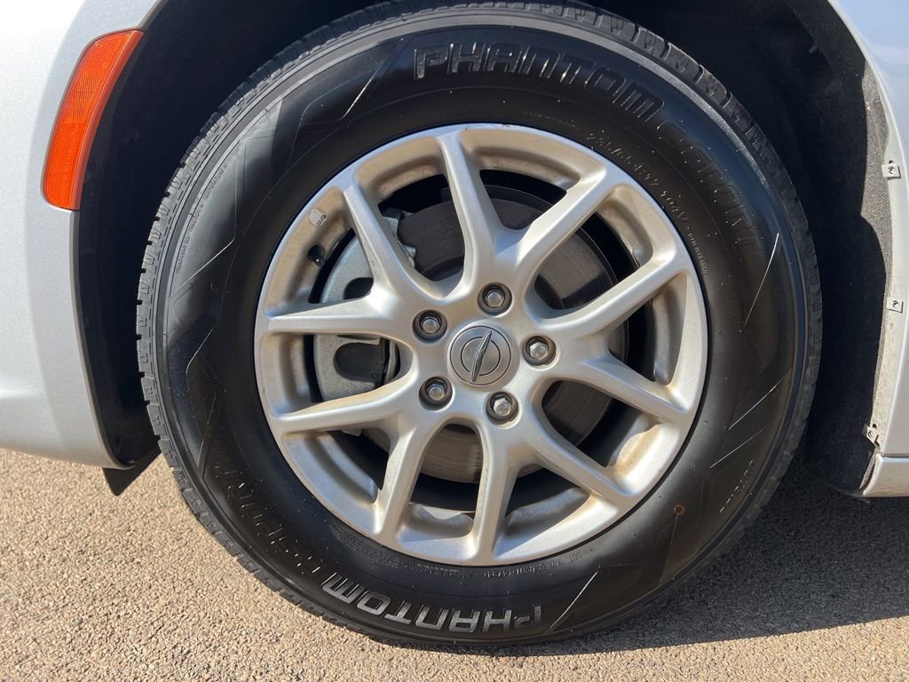 Used 2024 Chrysler Pacifica Touring-L image 9