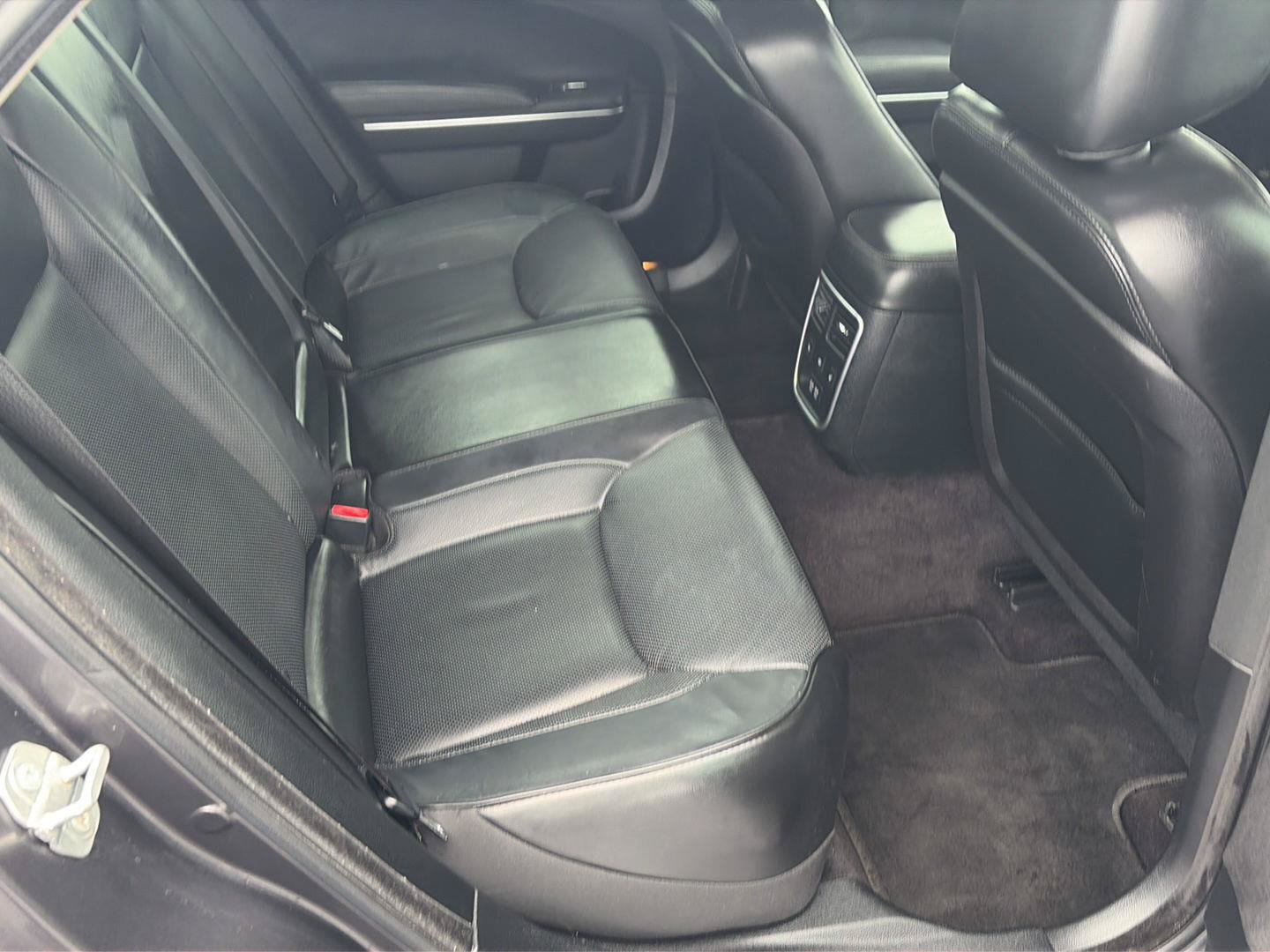 Used 2017 Chrysler 300 C RWD image 17