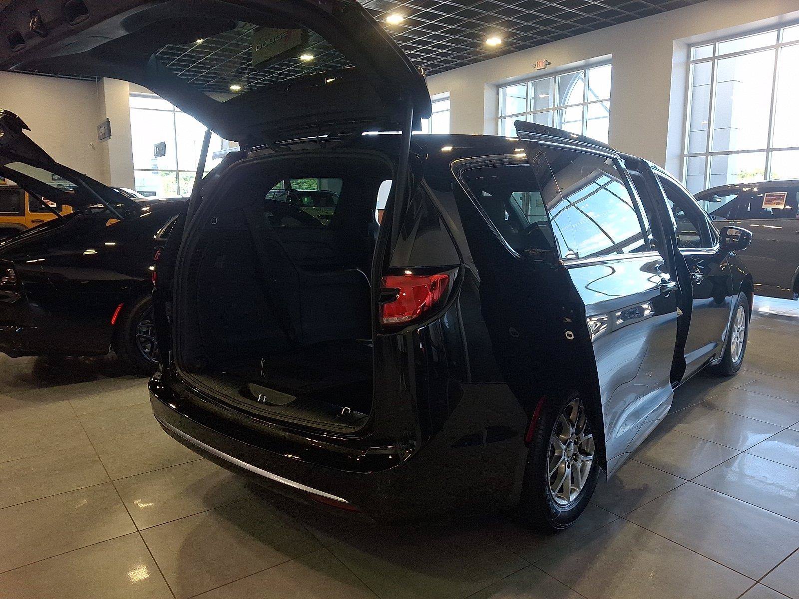 New 2027 Chrysler Pacifica Select FWD image 3
