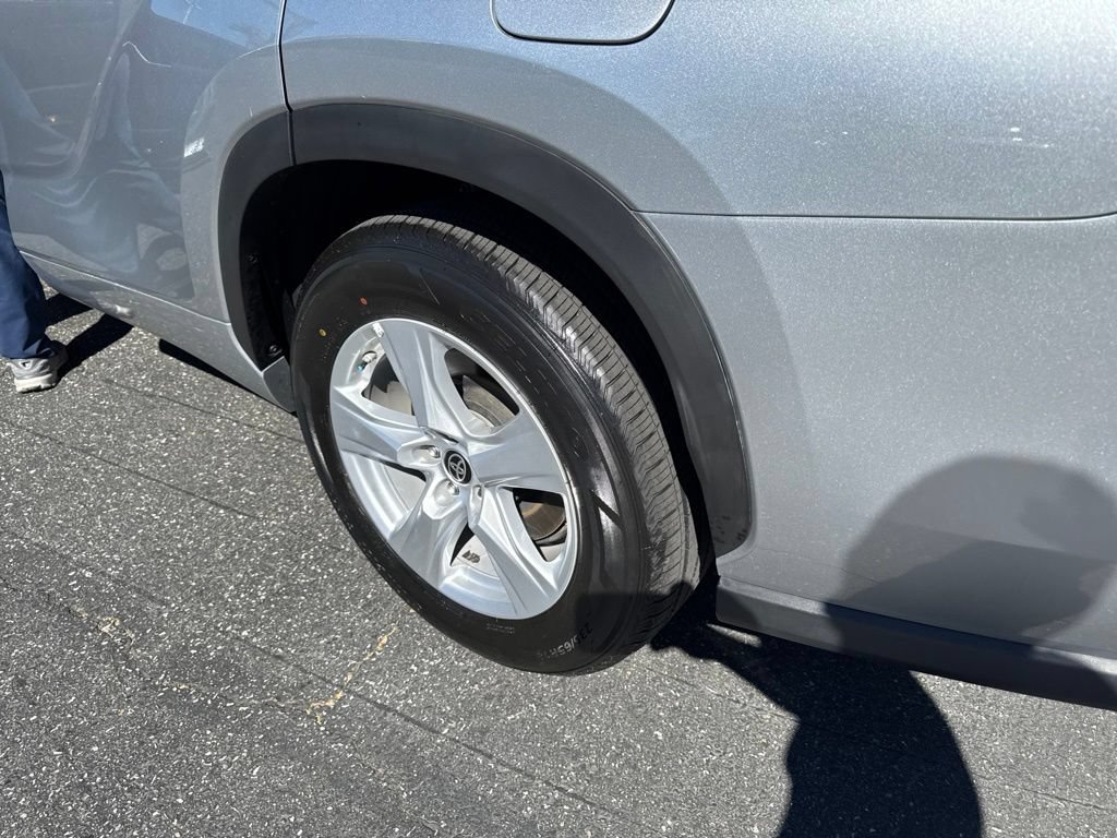 Certified 2025 Toyota Highlander LE FWD image 9
