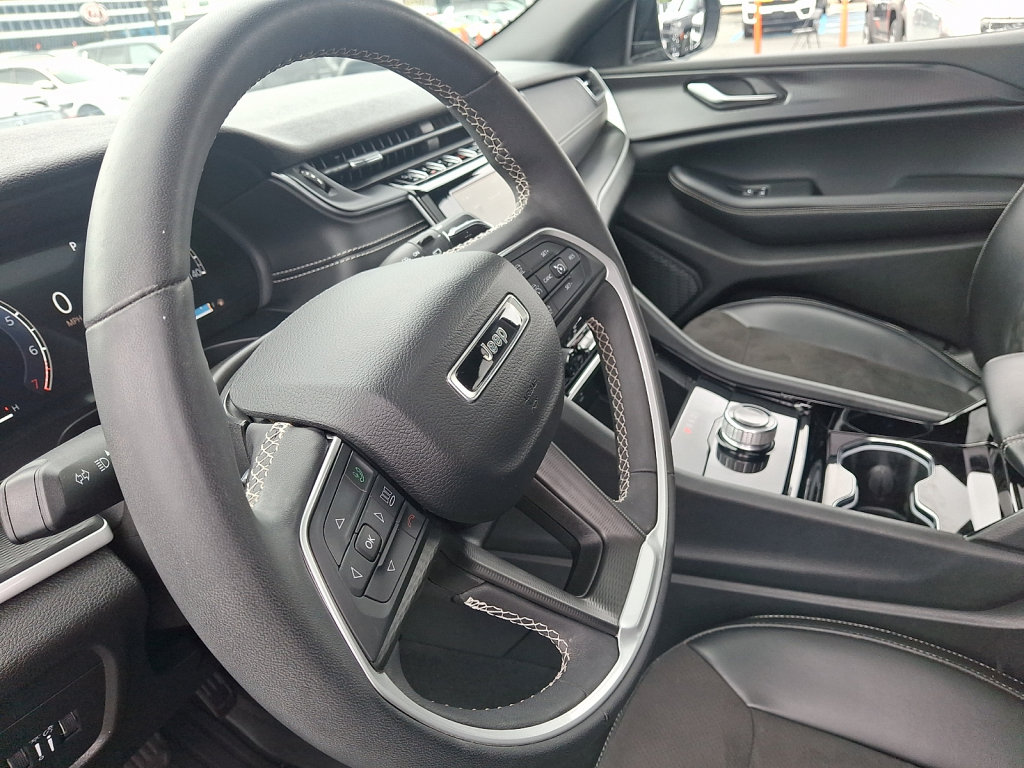 Used 2023 Jeep Grand Cherokee L Laredo AWD/4WD image 29