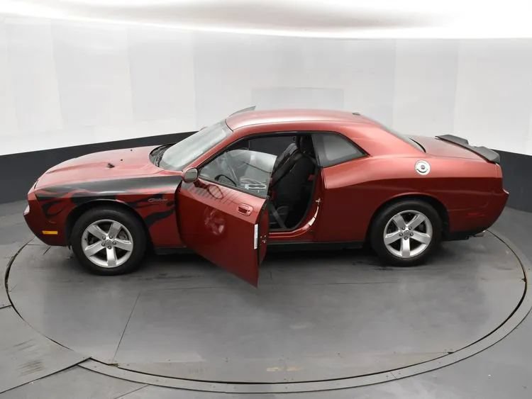 Used 2010 Dodge Challenger SE RWD image 7