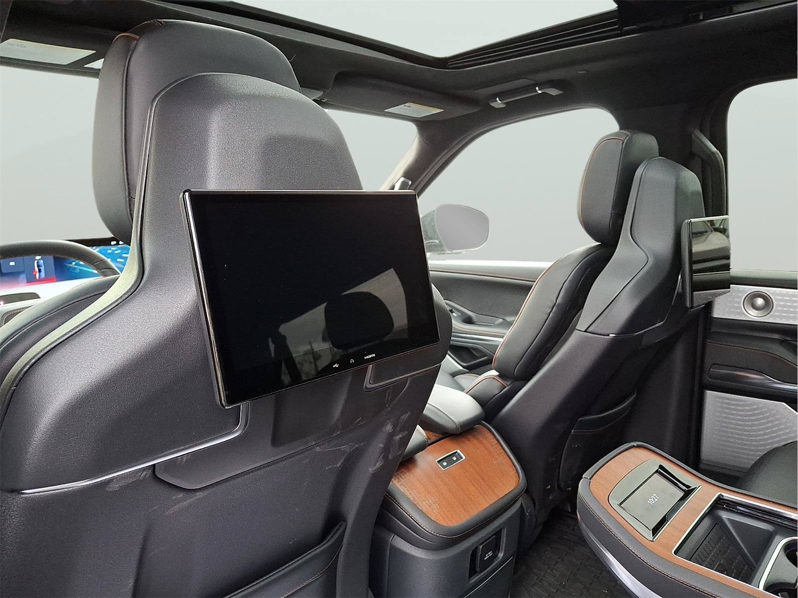 New 2025 Lincoln Navigator L Black Label AWD/4WD image 9