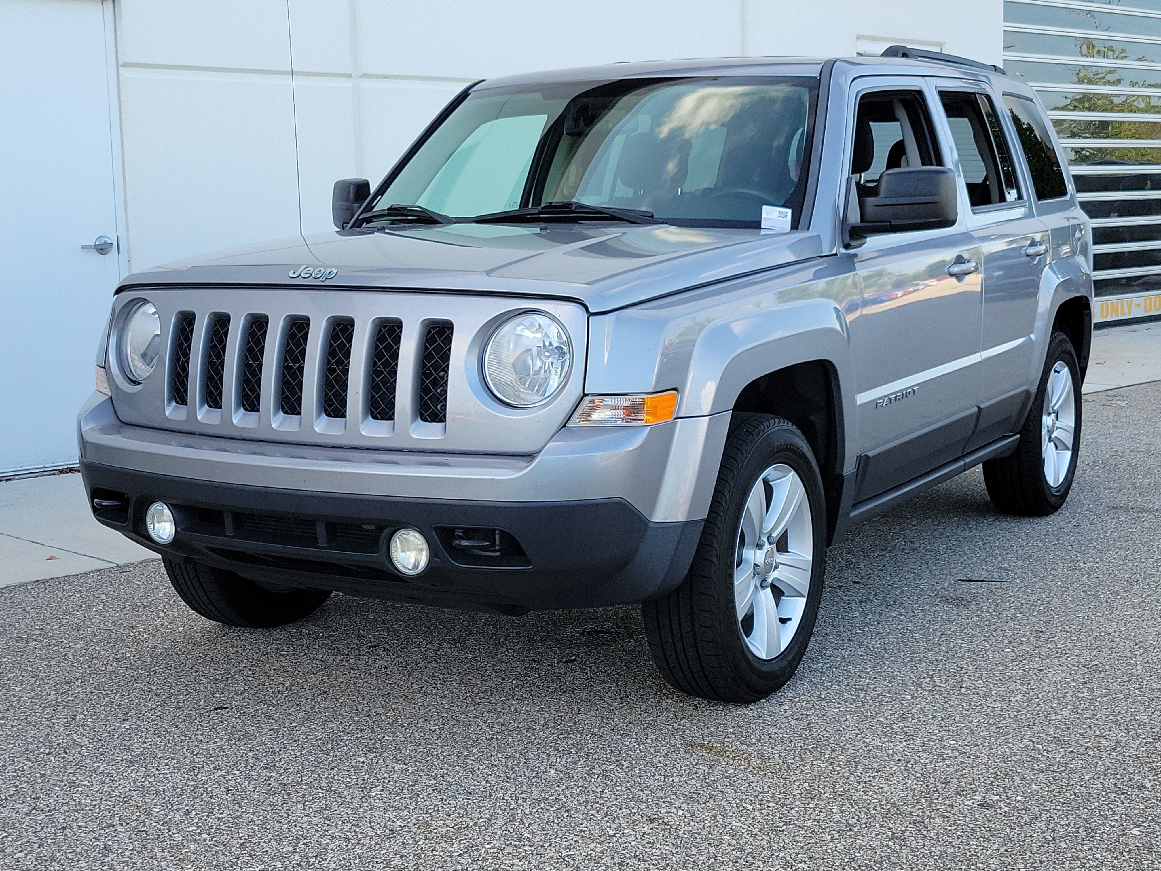 Used 2014 Jeep Patriot Latitude w/ All Weather Capability Group AWD/4WD image 3