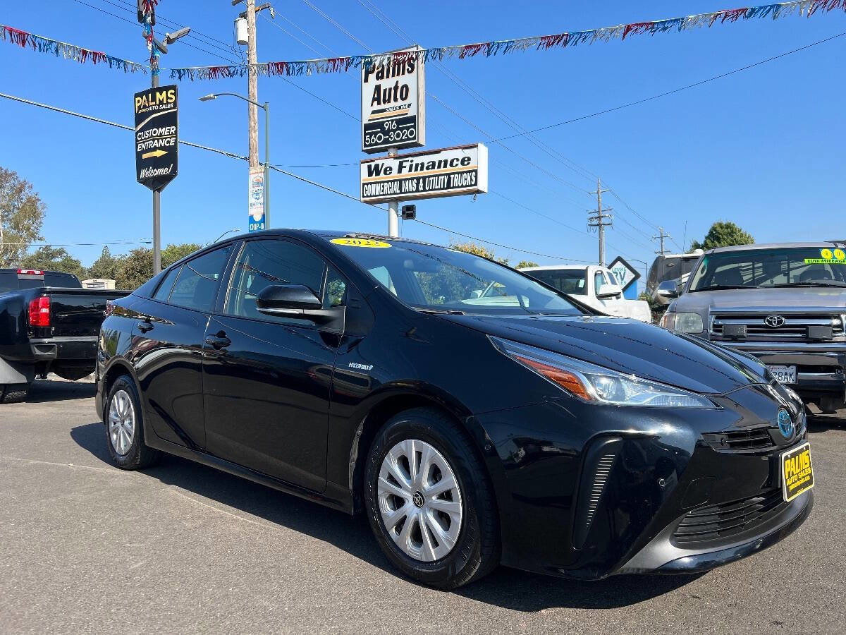 Used 2022 Toyota Prius LE image 1