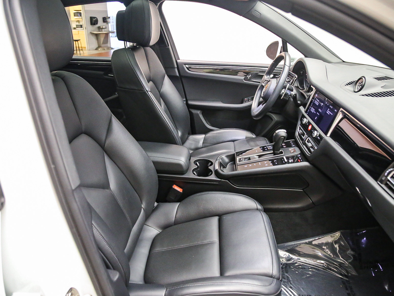 Certified 2024 Porsche Macan AWD/4WD image 20