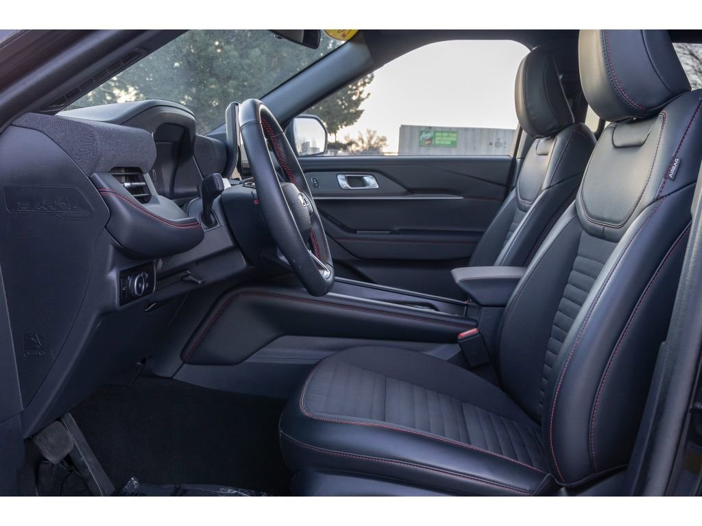 Used 2025 Ford Explorer ST-Line w/ ST-Line Street Pack image 16