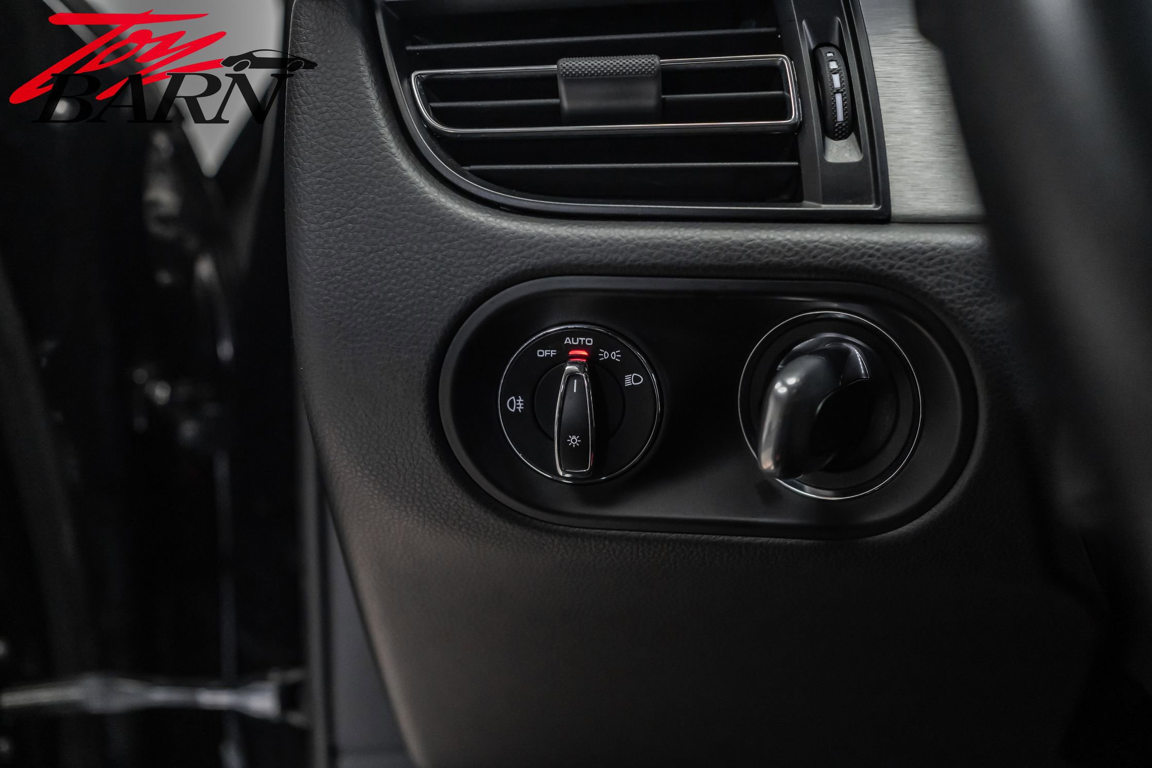 Used 2020 Porsche Macan Turbo image 28