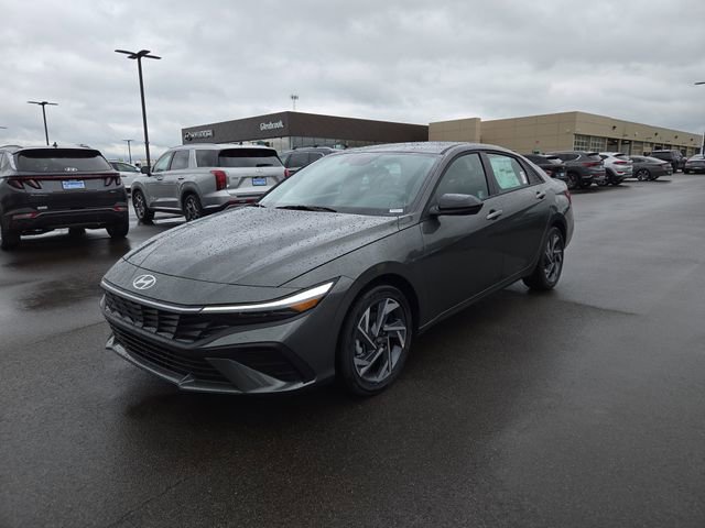 New 2025 Hyundai Elantra SEL image 2