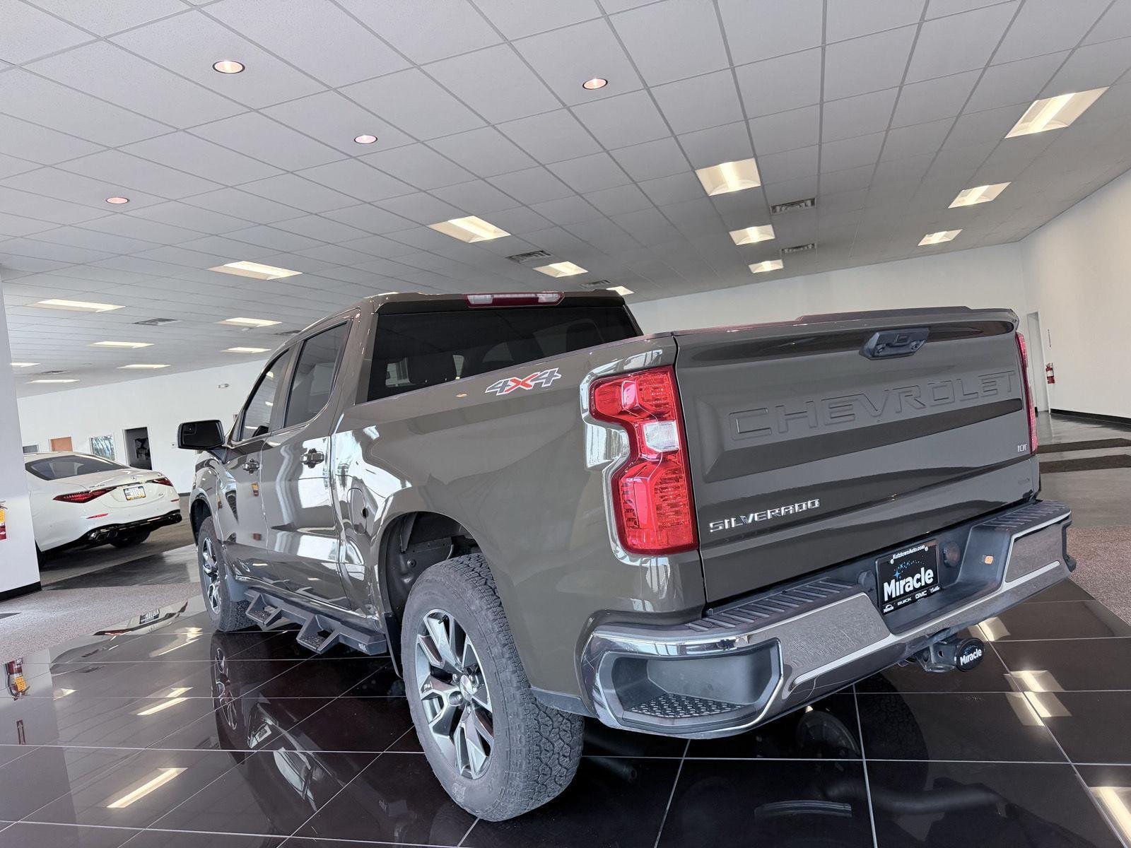 Used 2023 Chevrolet Silverado 1500 LT AWD/4WD image 5