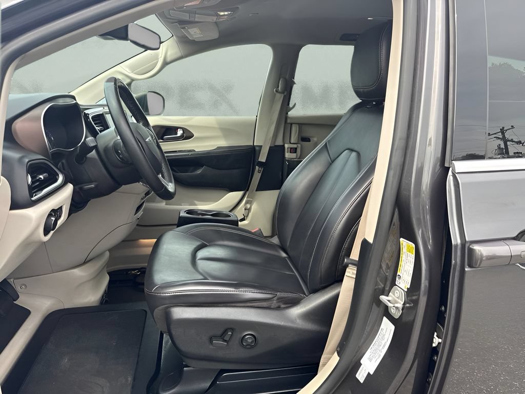 Used 2021 Chrysler Voyager Lxi w/ Cold Weather Group FWD image 5