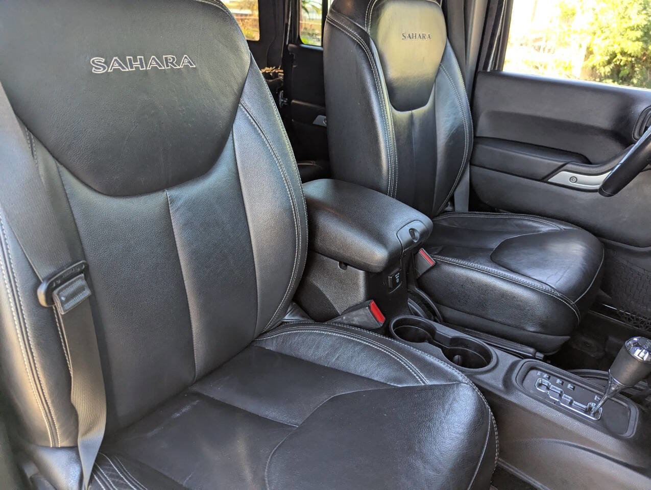 Used 2016 Jeep Wrangler Unlimited Sahara w/ Connectivity Group image 11