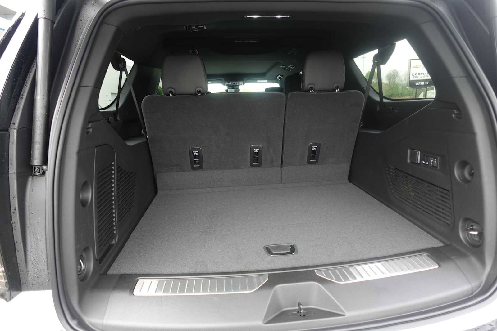 New 2025 Chevrolet Suburban Premier AWD/4WD image 31