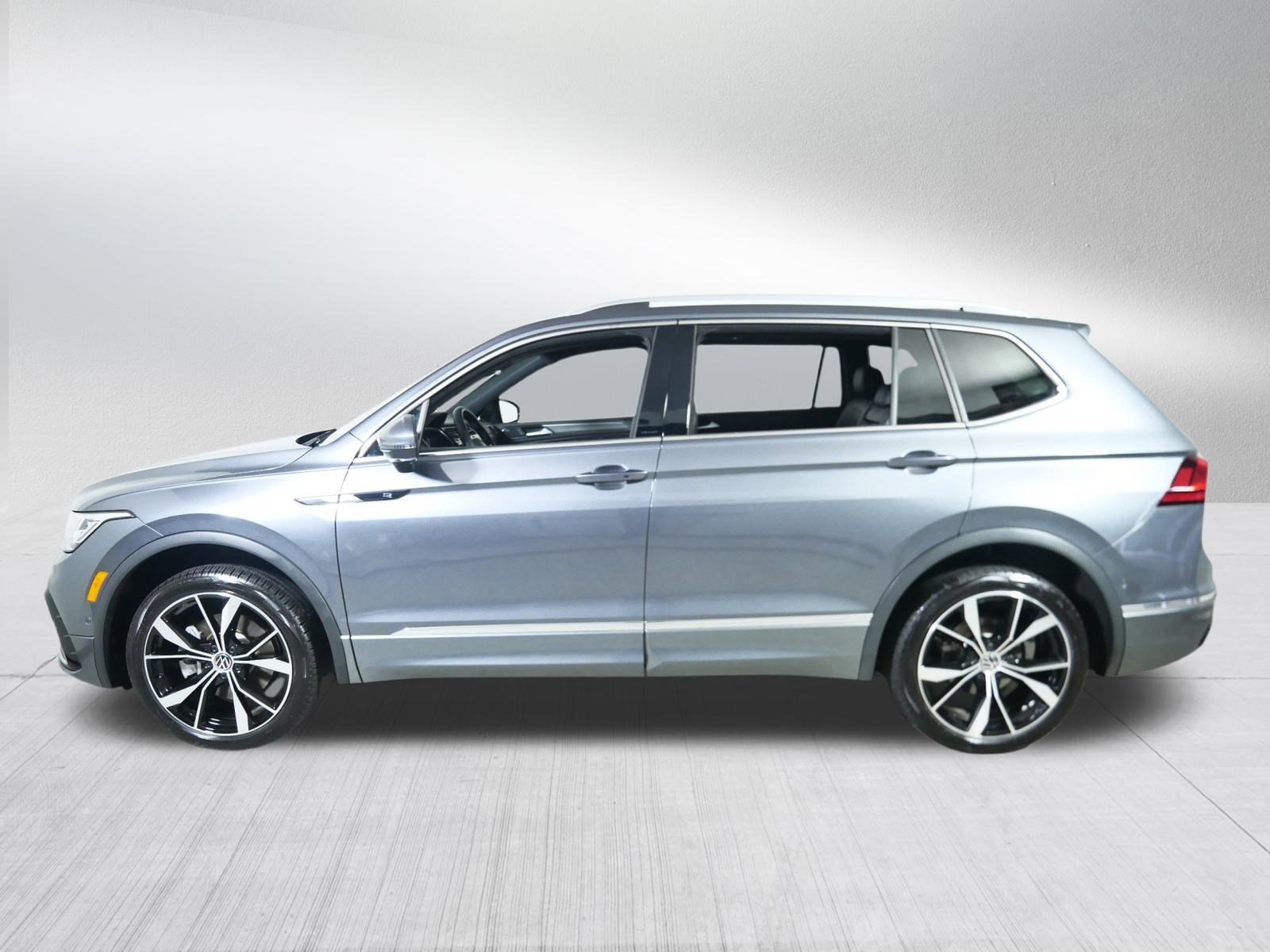 Used 2023 Volkswagen Tiguan SEL R-Line image 4