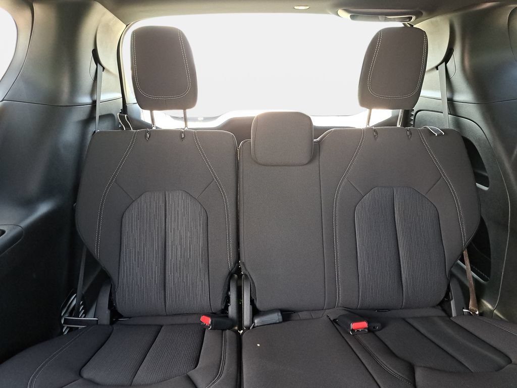 Used 2023 Chrysler Pacifica Touring FWD image 13