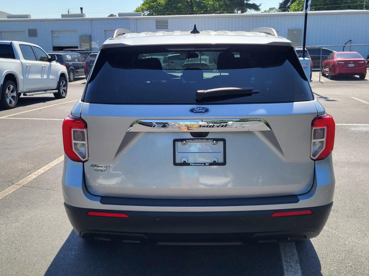 Used 2023 Ford Explorer XLT AWD/4WD image 3