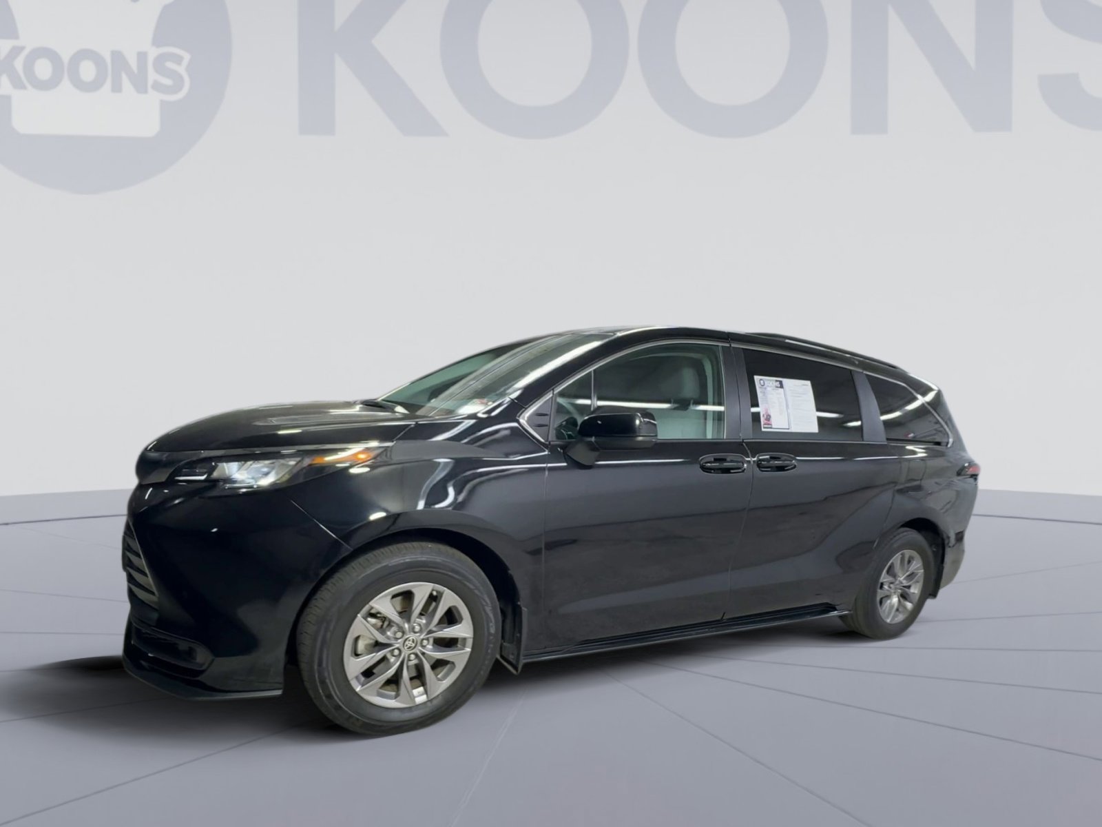 Used 2023 Toyota Sienna LE FWD image 5