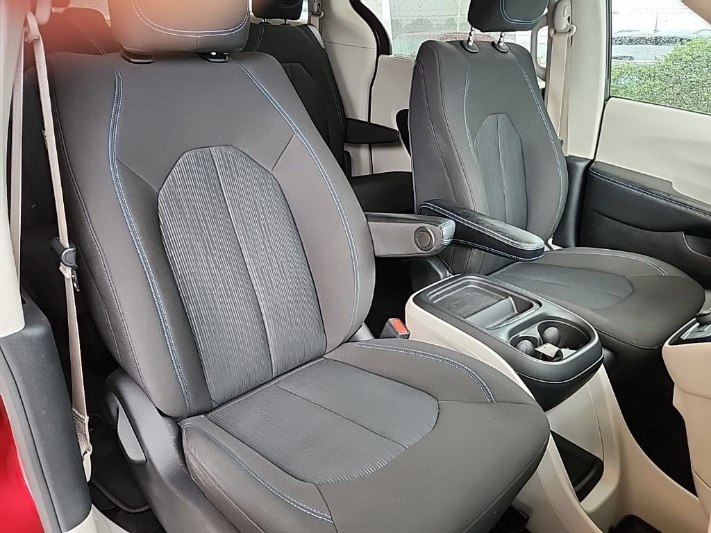 Used 2021 Chrysler Pacifica Touring FWD image 39