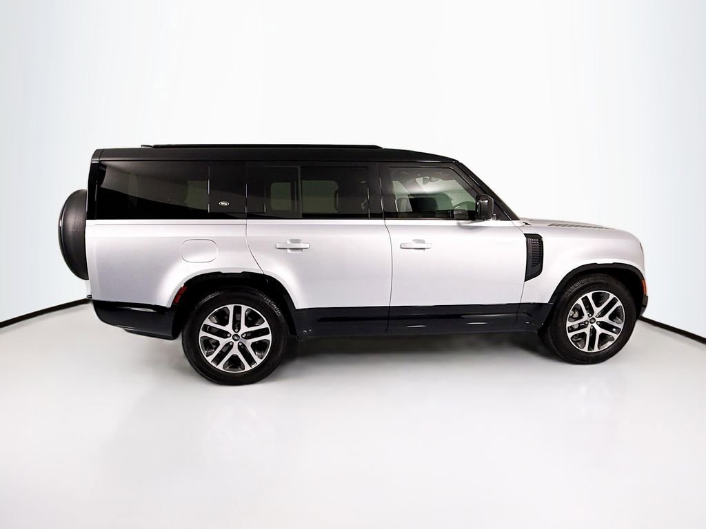 Used 2024 Land Rover Defender 130 X-Dynamic SE image 4