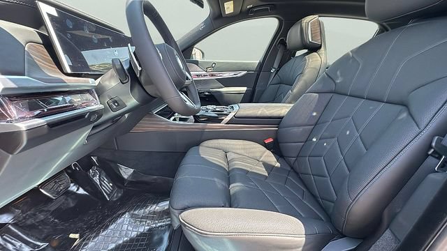 Used 2025 BMW i7 eDrive50 w/ M Sport Package RWD image 12