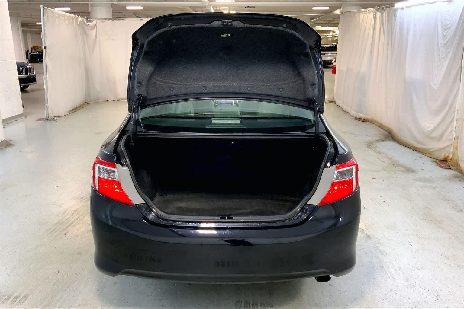 Used 2012 Toyota Camry XLE w/ Leather Pkg FWD image 33