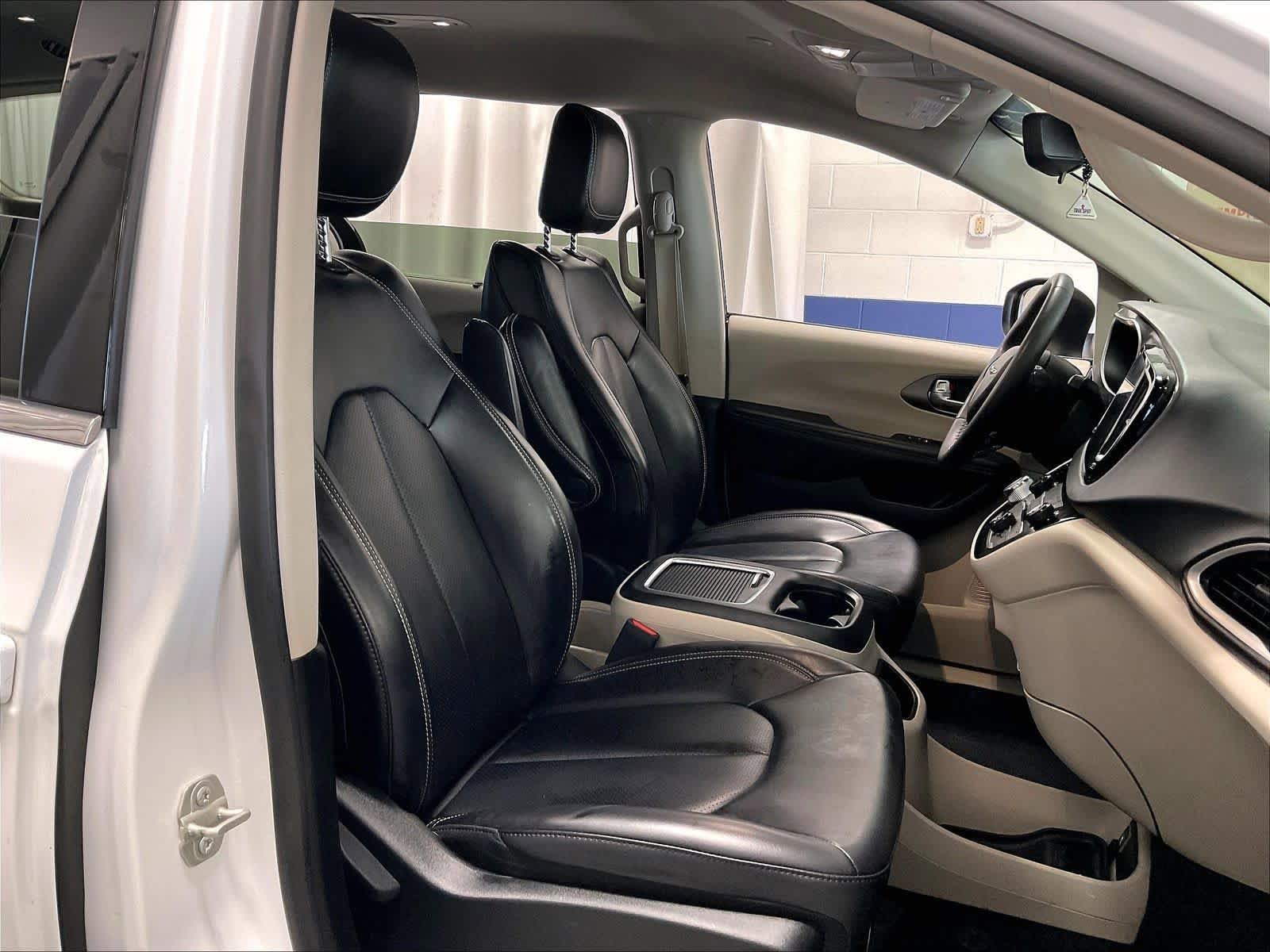 Used 2023 Chrysler Pacifica Touring-L FWD image 11