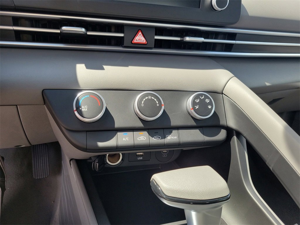 Used 2025 Hyundai Elantra SE image 23